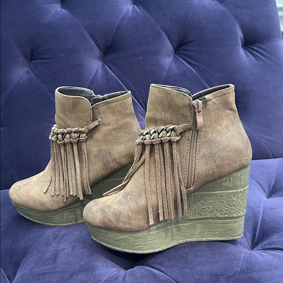 Sbicca Brown Fringe Wedge Ankle Boots - Picture 6 of 9